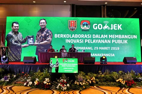 Transformasi Digital di Pedesaan: Pemanfaatan Teknologi untuk Peningkatan Pelayanan dan Kesejahteraan Masyarakat Desa Transformasi Digital di Pedesaan: Pemanfaatan Teknologi untuk Peningkatan Pelayanan dan Kesejahteraan Masyarakat Desa